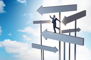 Yol ayrımında strateji seçen iş adamı