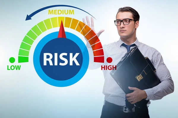 Risk ölçme ve yönetim kavramında iş adamı — Stok fotoğraf