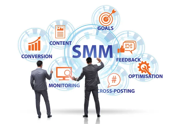 SMM - iş adamıyla sosyal medya pazarlama kavramı — Stok fotoğraf