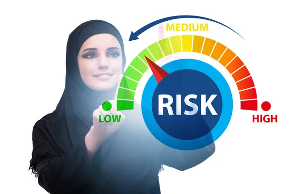 Imprenditrice nel concetto di misurazione e gestione del rischio — Foto Stock