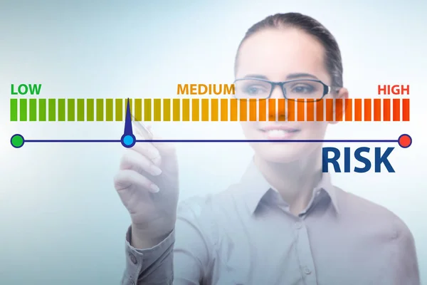 Bizneswoman w zakresie pomiaru ryzyka i koncepcji zarządzania — Zdjęcie stockowe