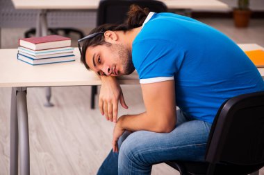 Sınıftaki genç erkek öğrenci.