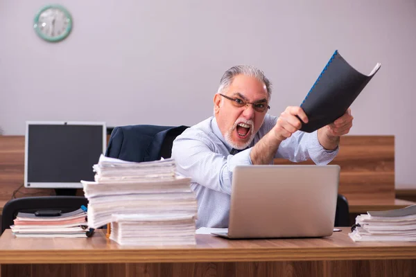 古い男性従業員とオフィスで多すぎる仕事 — ストック写真