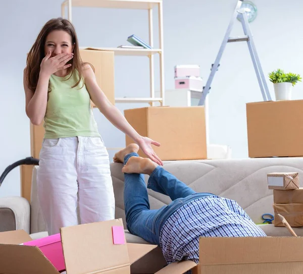 Jeune famille déménageant dans un nouvel appartement — Photo