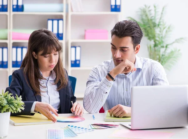 Gente discutiendo nuevo diseño del proyecto — Foto de Stock