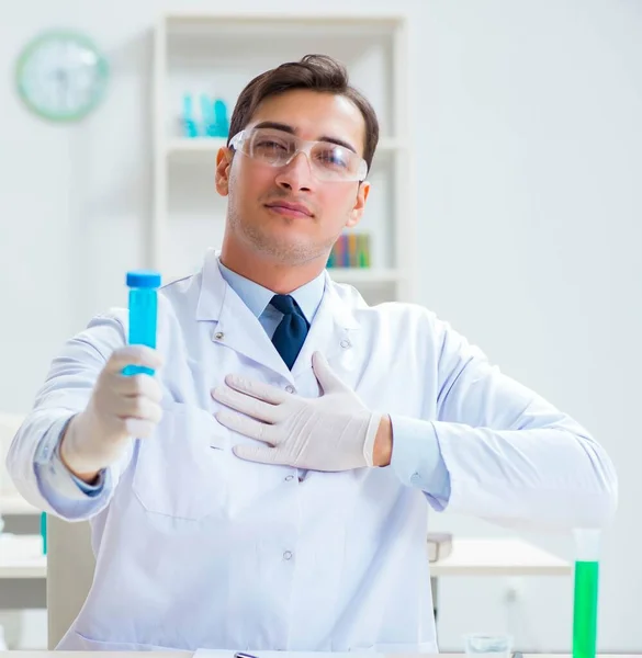 Zwei Chemiker experimentieren im Labor — Stockfoto