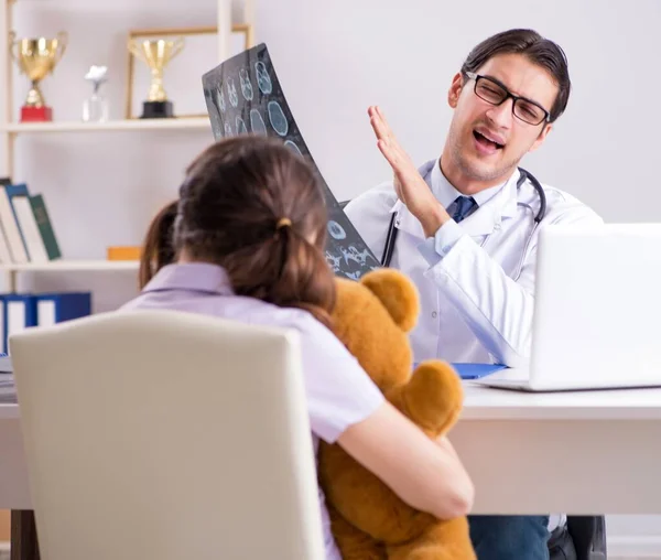 Little girl visiting doctor for regular check-up — Stock Photo, Image