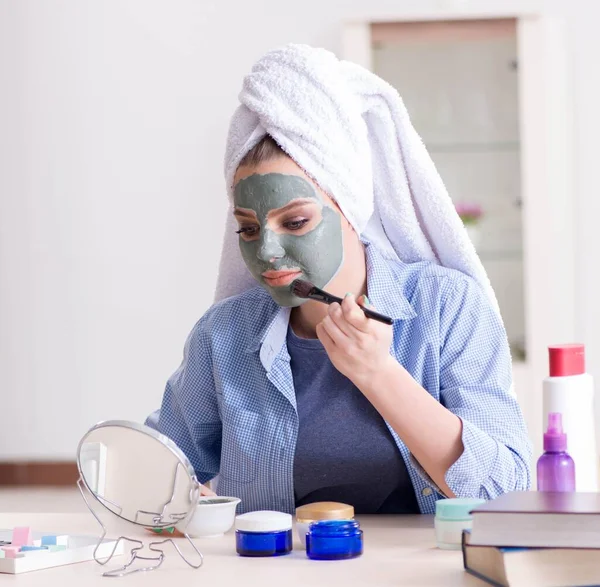 Beauty blogger εφαρμογή μάσκα και απόσπαση στο blog στο διαδίκτυο — Φωτογραφία Αρχείου