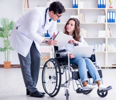 Tekerlekli sandalyedeki hasta düzenli kontrol için doktoru ziyaret ediyor.