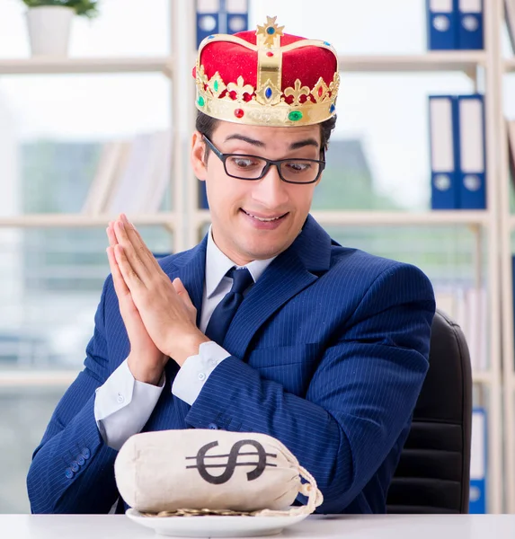 Koning zakenman met geld zak in het kantoor — Stockfoto