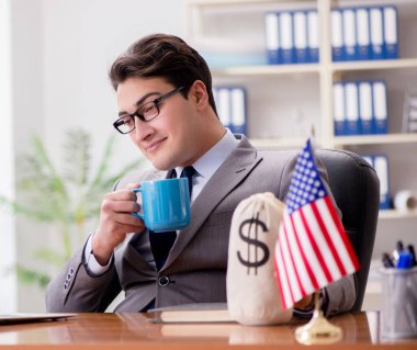 Ofisinde Amerikan bayrağı taşıyan bir iş adamı
