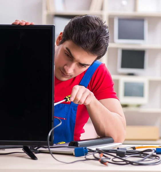 Профессиональный инженер по ремонту сломанного телевизора — стоковое фото