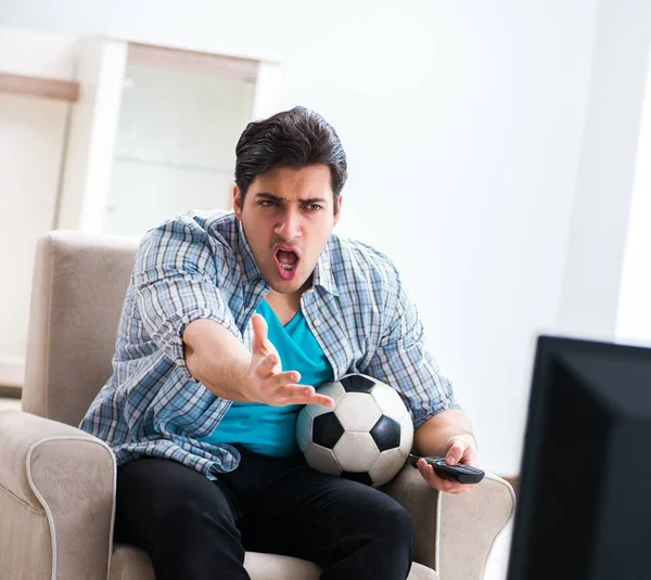 Homem assistindo tv em casa — Fotografia de Stock