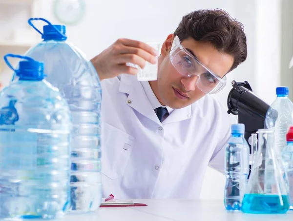 Asistente de laboratorio probando calidad del agua — Foto de Stock