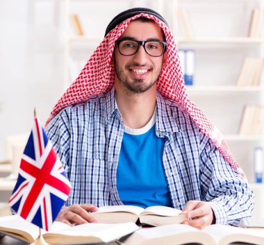 İngilizce öğrenen Arap öğrenci