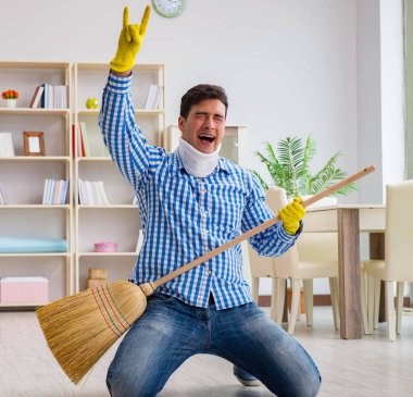 Ev idaresi konseptinde boyun ve jürinin olmadığı bir adam.