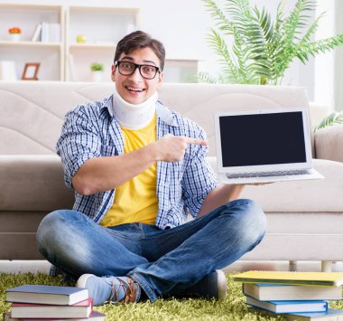 Boyun yaralanması olan öğrenci sınava hazırlanıyor.