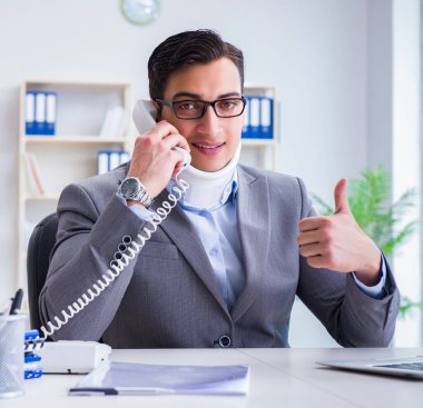 Ofiste çalışan boyun yaralanması olan bir iş adamı.