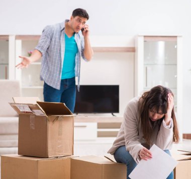 Genç bir çift haciz mektubu alıyor.