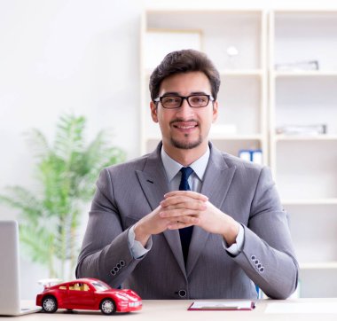 Ajan araba sigortası öneriyor.