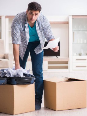 İşsiz bir adam haciz mektubu alıyor.