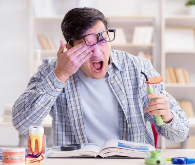 Tıp öğrencileri sınıfta diş hekimliği öğreniyor.