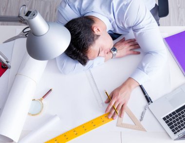 Yeni proje çizimleri üzerinde çalışan mühendis