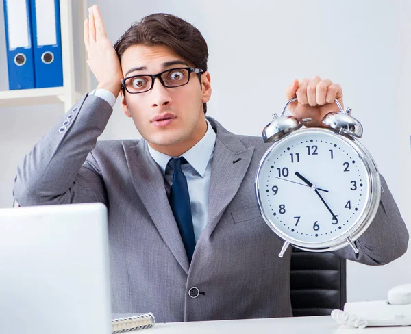 Employé d'entreprise en urgence et concept de délai avec alarme — Photo