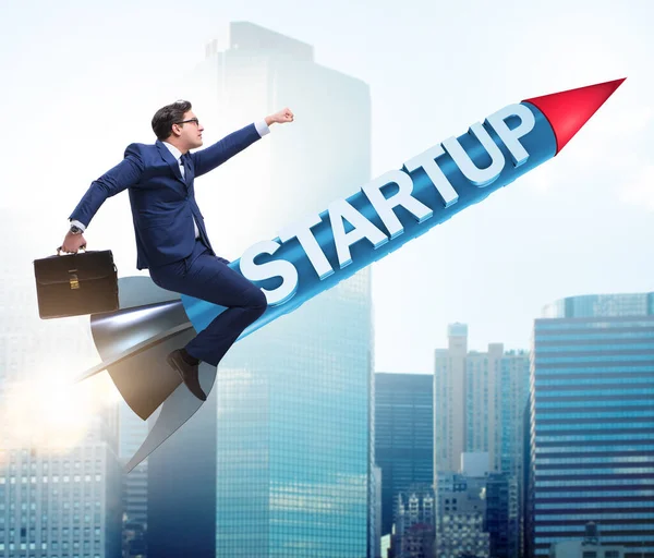 Zakenman in start-up concept vliegen op raket — Stockfoto