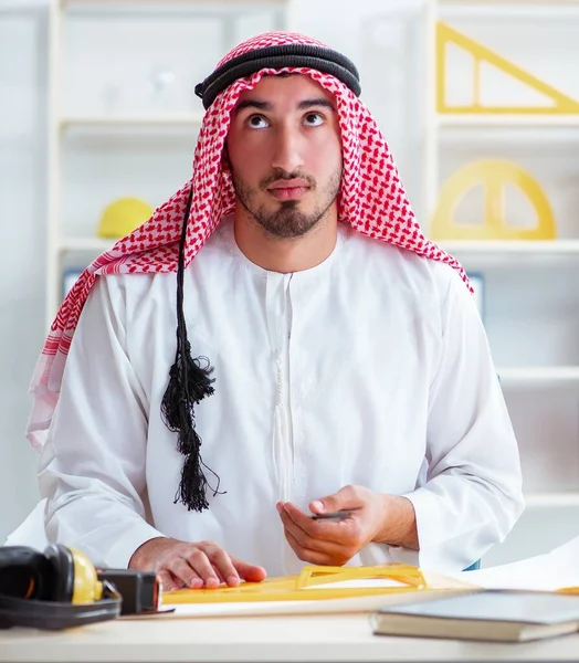 Ingegnere arabo al lavoro su un nuovo progetto — Foto Stock