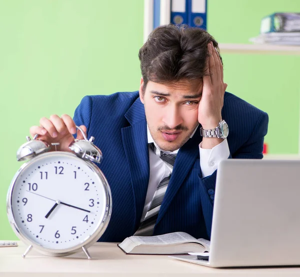 Empresário infeliz com excesso de trabalho sentado no escritório — Fotografia de Stock