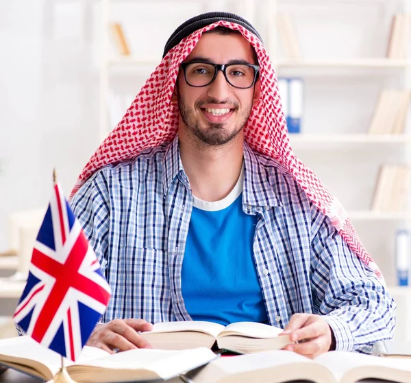 Estudiante árabe estudiando inglés —  Fotos de Stock