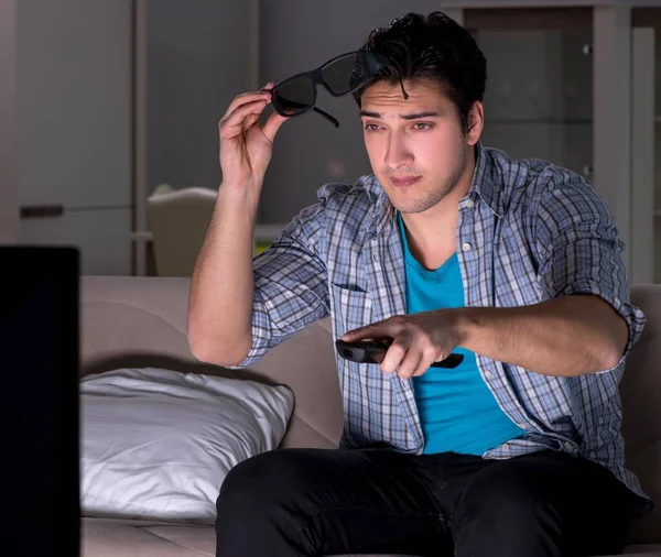 Hombre viendo televisión 3d tarde en la noche — Foto de Stock