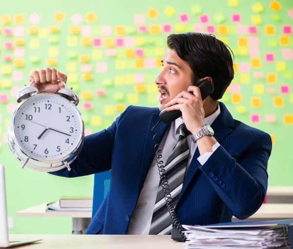 Uomo d'affari con molte priorità contrastanti nella gestione del tempo — Foto Stock