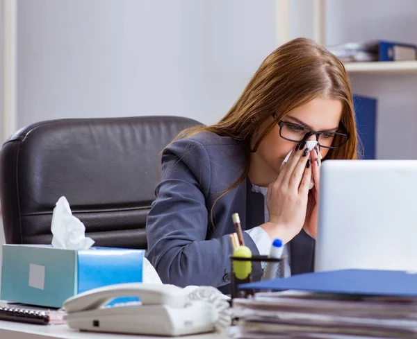 Zakenvrouw werknemer ziek in het kantoor — Stockfoto
