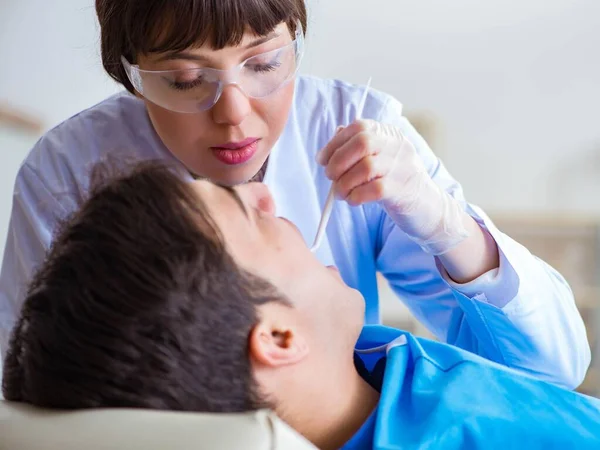Médico dentista mujer con paciente masculino en el hospital — Foto de Stock