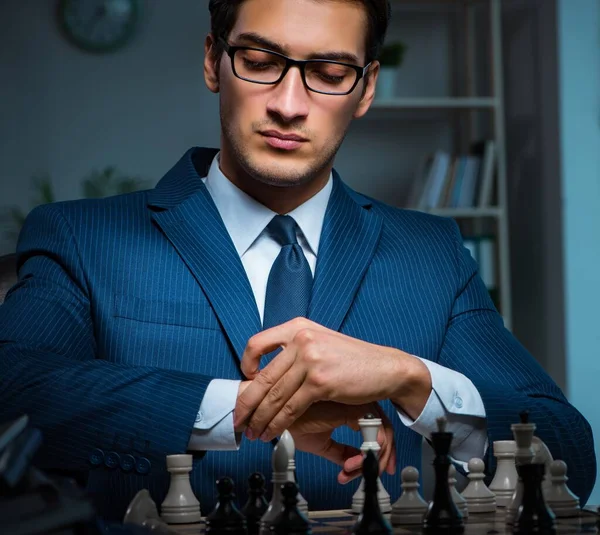 Бізнесмен грає в шахи в концепції стратегії — стокове фото