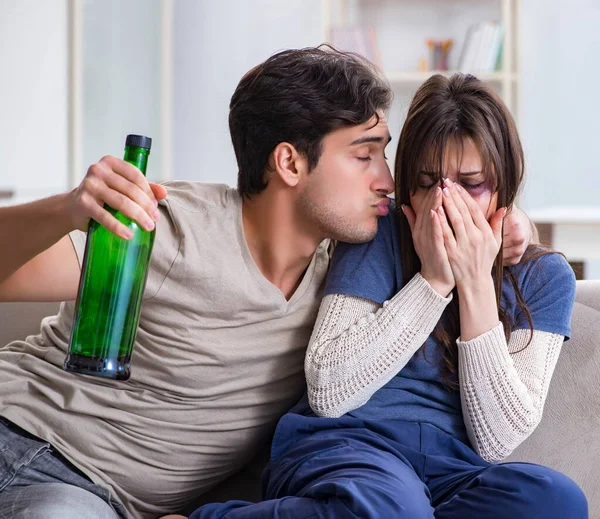 Esposo bêbado abusando da esposa no conceito de violência doméstica — Fotografia de Stock