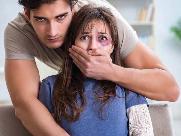 가정 폭력에 있어서 공격적 인 남편을 둔 버림 받은 아내 — 스톡 사진