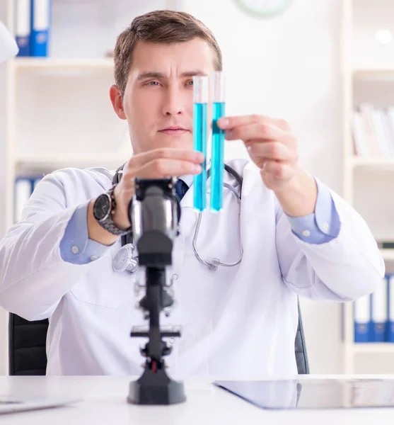 Männlicher Arzt schaut sich Laborergebnisse im Krankenhaus an — Stockfoto