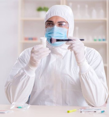 Kanıt için laboratuvarda çalışan uzman bir kriminolog.