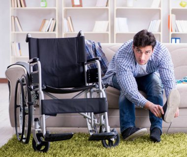 Evde iyileşen engelli adam