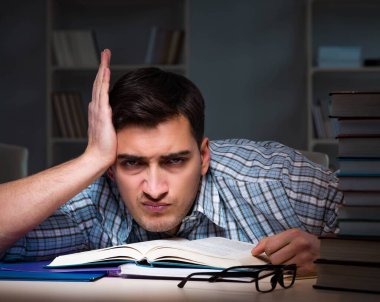 Gece geç saatte sınavlara hazırlanan öğrenci.