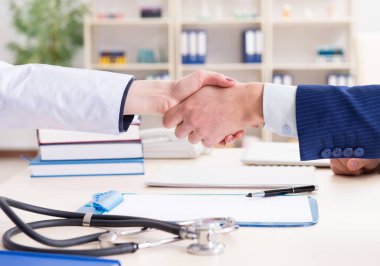 Sağlık sigortası sözleşmesi imzalayan adam