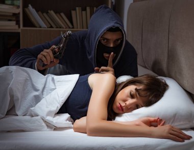 Hırsızlar gece yatak odasına girip uyuyorlar.