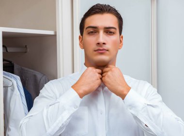 İş adamı iş için giyiniyor.