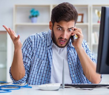 Hayal kırıklığına uğramış genç adam internetin zayıf çekmesi yüzünden