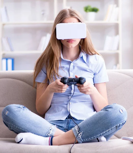 Jong meisje spelen virtual reality games — Stockfoto