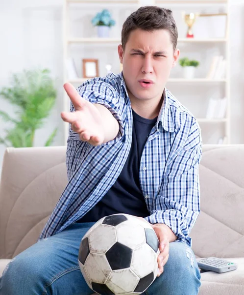 Ung man student tittar på fotboll hemma — Stockfoto