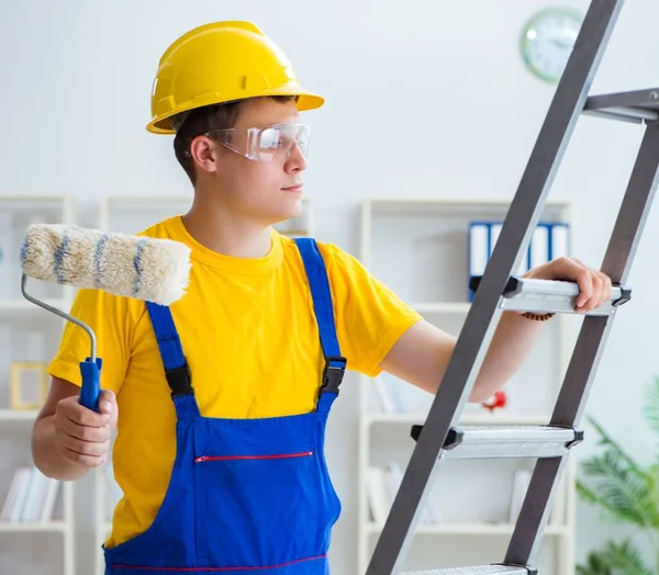 Målare som arbetar hemma i renoveringsprojekt — Stockfoto